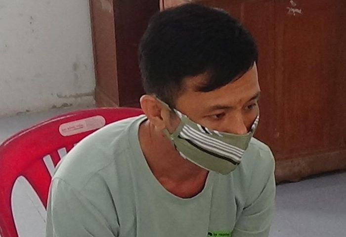 Gã trai cướp 139 tấm vé số của hai trẻ bán dạo: Nguyễn Danh Phận (32 tuổi, ở TP Hồng Ngự, Đồng Tháp) chạy xe máy rảo quanh các tuyến đường ở TP Hồng Ngự. Khi đến đường Trương Định, Phận nhìn thấy hai bé bán vé số dạo nên dừng lại hỏi mua. Phận cầm xấp vé số lên xem rồi giả vờ đánh rơi một tấm xuống đất. Hai đứa trẻ cuối xuống nhặt, Phận đã cầm 139 tấm vé trên tay rồi rồ ga tẩu thoát. Ngày 9/7, Phận bị Công an TP Hồng Ngự bắt tạm giam.
