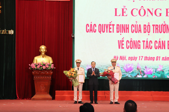 Giám đốc Công an TP Hà Nội yêu cầu trên cương vị mới, theo tinh thần “Chức vụ càng cao thì trách nhiệm phải càng lớn”, hai đồng chí tân Phó Giám đốc phải phát huy cao nhất tinh thần trách nhiệm, phẩm chất năng lực, kinh nghiệm công tác cùng tập thể lãnh đạo chỉ đạo thực hiện tốt chức năng tham mưu, quản lý nhà nước về bảo vệ an ninh quốc gia, bảo đảm trật tự, an toàn xã hội, đấu tranh phòng, chống tội phạm và vi phạm pháp luật về an ninh quốc gia, trật tự, an toàn xã hội trên địa bàn Thủ đô. (Đồng chí Nguyễn Hồng Nhật - Phó Trưởng Ban Thường trực Ban tổ chức Thành uỷ Hà Nội tặng hoa chúc mừng 02 đồng chí tân Phó Giám đốc). Ảnh CAHN