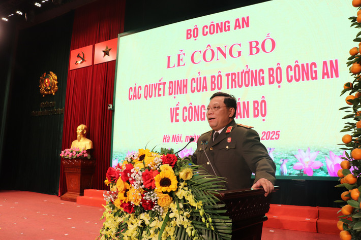 Tại buổi lễ, thay mặt Đảng ủy, Ban Giám đốc Công an TP Hà Nội, Trung tướng Nguyễn Hải Trung chúc mừng hai đồng chí tân Phó Giám đốc Công an thành phố và nêu rõ, hai đồng chí đều là cán bộ có bản lĩnh chính trị vững vàng, phẩm chất đạo đức tốt; gương mẫu, tận tụy, sâu sát công việc, có tư duy khoa học, sáng tạo, dám nghĩ, dám làm, dám chịu trách nhiệm vì lợi ích chung; có trình độ cao, chuyên môn chuyên sâu về chính trị, nghiệp vụ, pháp luật; được thử thách, rèn luyện qua nhiều đơn vị, lĩnh vực, vị trí công tác và trên cương vị nào cũng hoàn thành xuất sắc nhiệm vụ được giao. Ảnh CAHN