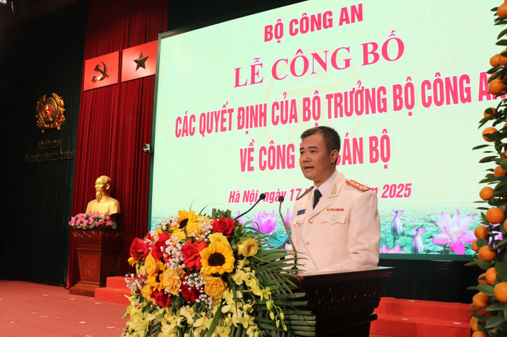 Phát biểu nhận nhiệm vụ, Đại tá Nguyễn Ngọc Quyền - tân Phó Giám đốc Công an TP Hà Nội khẳng định sẽ không ngừng học tập, nghiên cứu các nhiệm vụ chuyên môn; cố gắng rèn luyện bản thân, giữ vững bản lĩnh chính trị, đạo đức cách mạng và tinh thần “vì nhân dân phục vụ”; nhanh chóng nắm bắt, sâu sát với lĩnh vực, địa bàn được phân công phụ trách; tiếp tục kế thừa truyền thống vẻ vang của các thế hệ tướng lĩnh, sĩ quan, chiến sĩ lực lượng Công an Thủ đô; cùng tập thể Đảng ủy, Ban Giám đốc và cán bộ, chiến sĩ Công an thành phố vượt qua mọi khó khăn, thử thách, để hoàn thành xuất sắc nhiệm vụ. Ảnh CAHN