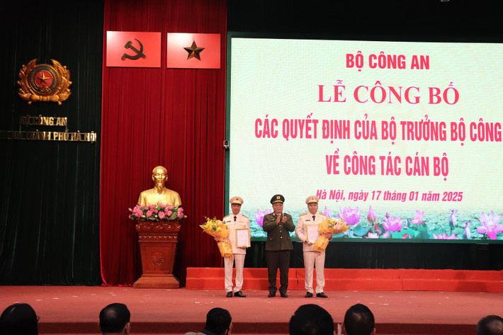 Ngày 17/1, thừa ủy quyền của Bộ trưởng Bộ Công an, Trung tướng Nguyễn Hải Trung, Ủy viên Ban Thường vụ Thành ủy, Bí thư Đảng ủy, Giám đốc Công an TP Hà Nội chủ trì Lễ Công bố và trao Quyết định của Bộ trưởng Bộ Công an về công tác cán bộ. Theo đó, Bộ trưởng Bộ Công an quyết định bổ nhiệm chức vụ Phó Giám đốc Công an TP Hà Nội đối với Đại tá Nguyễn Tiến Đạt - Trưởng phòng Tham mưu và Đại tá Nguyễn Ngọc Quyền - Trưởng Công an quận Hà Đông. Ảnh CAHN