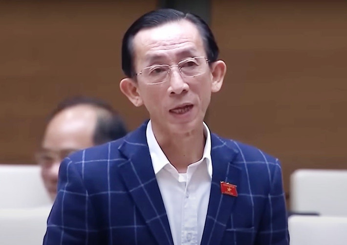 Theo đó, Thường trực Ban Bí thư Trương Thị Mai đã thay mặt Ban Bí thư ký quyết định bổ nhiệm PGS.TS Trần Hoàng Ngân, Viện trưởng Viện Nghiên cứu phát triển TP HCM giữ chức trợ lý Ủy viên Bộ Chính trị Nguyễn Văn Nên, Bí thư Thành ủy TP HCM.