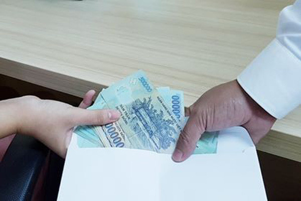 Theo cáo trạng, chiều 27/4/2016, Tổ công tác Y3/141 của Công an thành phố Hà Nội làm nhiệm vụ trên đường Nghiêm Xuân Yêm (Thanh Trì) đã kiểm tra xe taxi biển kiểm soát 30E-001.40 do Vũ Quốc Bình điều khiển, đang chở khách là Tạ Duy Thanh (cùng ở Quốc Oai, Hà Nội). Qua kiểm tra, công an thu giữ trên người Tạ Duy Thanh 2 gói ma túy, trọng lượng 0,440 gam và thu dưới gầm ghế phụ chỗ Tạ Duy Thanh ngồi 1 túi nilon đựng ma túy trọng lượng 1,881 gam...