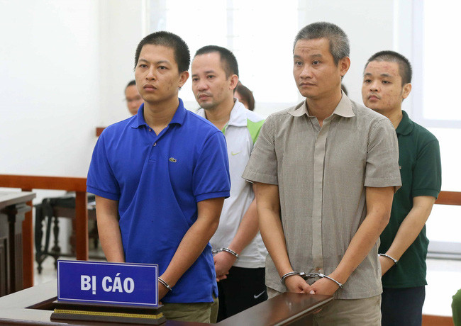 Truy tố 3 cựu công an nhận hối lộ của kẻ nghiện ma túy: Ngày 5/8/2019, Viện KSND Tối cao đã hoàn tất cáo trạng truy tố ba bị can nguyên là lãnh đạo và cán bộ Công an phường Thanh Xuân Nam (quận Thanh Xuân, Hà Nội) về tội “Nhận hối lộ” theo quy định tại điểm g, khoản 2, Điều 354, Bộ luật Hình sự năm 2015.