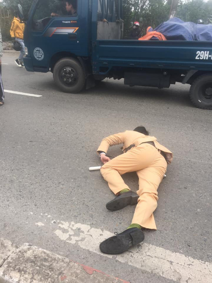 Thông tin ban đầu, vụ một đôi nam nữ vượt đèn đỏ, tông trọng thương trung uý CSGT xảy ra vào khoảng 10h sáng cùng ngày trên QL32 đoạn gần vòng xuyến Sơn Tây, thị xã Sơn Tây, một đôi nam nữ thanh niên điều khiển xe máy mang BKS 36G1-297.70 vượt đèn đỏ, chạy tốc độ cao đã tông trúng một Trung úy CSGT đang làm nhiệm vụ.