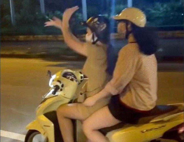 Đi xe máy buông cả 2 tay 'múa quạt', cô gái bị xử phạt gần 9 triệu đồng: Ngày 25/4, Công an quận Bắc Từ Liêm, Hà Nội đã ra quyết định xử phạt Đ.T.H (SN 1998, quê Nghệ An) số tiền 8,8 triệu đồng về các hành vi buông cả hai tay khi đang điều khiển xe, không có giấy phép lái xe... Trước đó, chị H. buông cả hai tay khi điều khiển xe máy tại tuyến đường trước Công viên Hòa Bình.