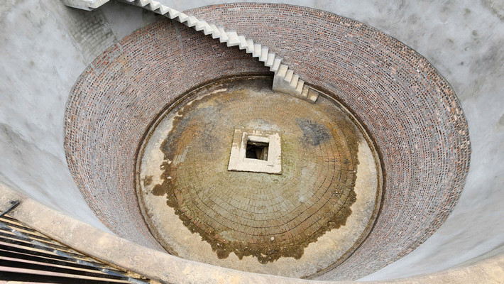 TS Triệu nêu ý kiến, "ngoài cung cấp nước cho sinh hoạt của người dân thì giếng có thể từng được dùng trong các hoạt động văn hóa, tín ngưỡng như: Nấu cơm, nấu xôi, làm cỗ, thực hiện các nghi lễ". Ông Triệu cho biết giếng vuông từng được phát hiện ở Việt Yên (Bắc Giang) và một số nơi quanh Hà Nội. Kiểu giếng này xuất hiện ở khu vực Bắc Bộ khoảng thế kỷ 10-11.