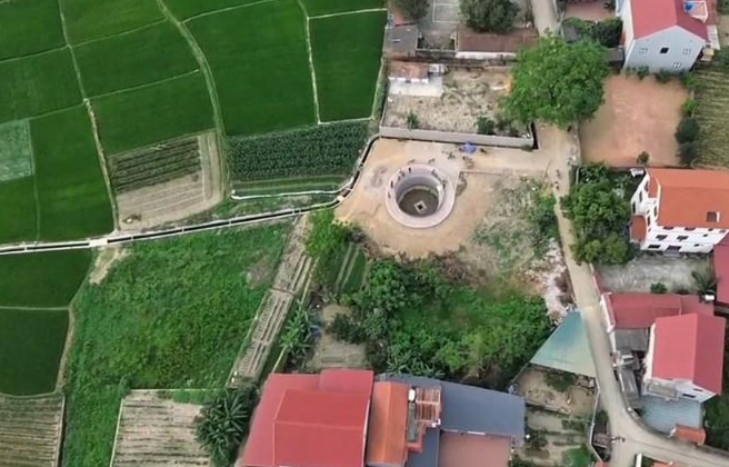 Mới đây, khi cải tạo giếng làng, người dân ở thôn Hạc Lâm, xã Hương Lâm, huyện Hiệp Hòa, tỉnh Bắc Giang phát hiện một cấu trúc vuông có kè gỗ xung quanh. Độ sâu quan sát được bằng mắt khoảng 3m, tuy nhiên, chưa xác định được độ sâu thực tế của đáy giếng. 