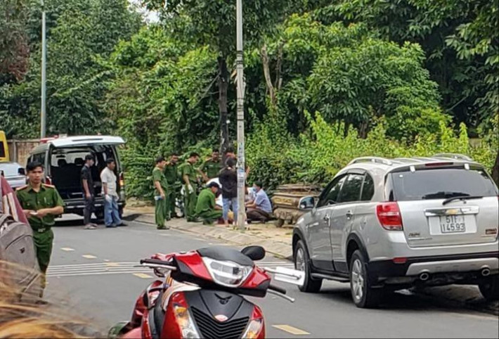 Theo lời khai các nhân chứng, có hai người dân thấy Kh. ngồi một mình. Kiểm tra camera nhà dân gần đó, lực lượng chức năng ghi nhận Kh. chỉ đi một mình. Khám nghiệm hiện trường cho thấy có vết máu ở tay trái của Kh. và ở phía bên ngực phải là nơi dao đâm. Cơ thể Kh. không có dấu hiệu bị tấn công. Thông tin ban đầu, nam sinh này có dấu hiệu bị trầm cảm.