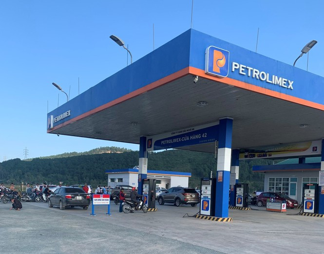 Kế toán trưởng tử vong trong cửa hàng xăng dầu: Khoảng 12h, ngày 19/11 tại tại Cửa hàng xăng dầu 42 (Công ty Xăng dầu Nghệ An thuộc huyện Nam Đàn, Nghệ An), gia đình nhận được thông tin chị Vũ Thị G. (SN 1973), kế toán trưởng cửa hàng xăng dầu 42 (thuộc Công ty xăng dầu Nghệ An) đột tử trong cửa hàng. Theo người nhà nạn nhân, Chị G. không có tiền sử bệnh tật, hoàn toàn khỏe mạnh, việc cửa hàng báo thông tin là chị bị đột tử thì gia đình thấy nhiều khúc mắc, bất thường.