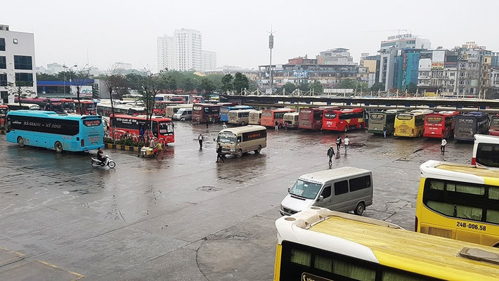 Hiện nay, việc người dân hạn chế đi lại, tránh tụ tập nơi đông người do sự lan rộng của dịch bệnh Covid-19 đã khiến dịch vụ vận tải, đặc biệt các bến xe của Công ty cổ phần bến xe Hà Nội “lao đao” vì khách đìu hiu, vắng vẻ.