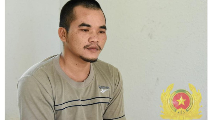 Khách nam bất ngờ khống chế hiếp dâm chị chủ quán tạp hóa: Nguyễn Tấn Dũng (SN 1997, trú thị xã Gò Công, tỉnh Tiền Giang) đến tiệm tạp hóa của một phụ nữ trên địa bàn xã Bình Xuân mua xăng và thuốc hút. Khi người phụ nữ đóng cửa tiệm để ngủ, Dũng lẻn vào tiệm khống chế, đe dọa và thực hiện hành vi hiếp dâm. Ngày 17/4, Công an tỉnh Tiền Giang cho biết đang điều tra, làm rõ.