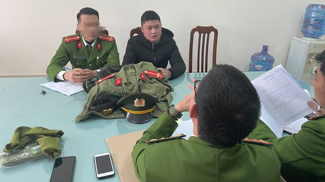 Giả danh công an để lừa đảo đấu giá đất, chạy dự án: Từ tháng 10/2020 đến khi bị bắt tức ngày 11/1/2021, Bành Quốc Khánh (27 tuổi, quê Nghệ An) đã giả danh công an, tiếp xúc và làm quen với những người đang có nhu cầu mua đất ở, làm dự án… để lừa đảo nhiều người dân ở Nghệ An và Hà Tĩnh, chiếm đoạt hàng trăm triệu đồng.