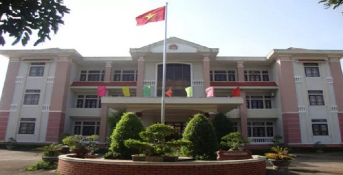 Khởi tố Nguyên phó chủ tịch huyện Đắk Song vì thiếu trách nhiệm: Ngày 12/4, VKSND tỉnh Đắk Nông đã khởi tố bị can ông Lê Viết Sinh, nguyên Phó Chủ tịch UBND huyện Đắk Song, để điều tra về hành vi thiếu trách nhiệm gây hậu quả nghiêm trọng. Trước đó, ông Sinh đã ký nhiều quyết định cấp giấy chứng nhận quyền sử dụng đất trái pháp luật...