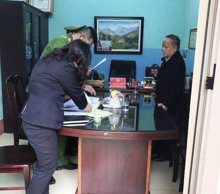 Khởi tố nguyên Chủ tịch UBND huyện Yên Định: Ngày 31/12, Công an tỉnh Thanh Hóa cho biết vừa khởi tố bị can, áp dụng biện pháp cấm đi khỏi nơi cư trú đối với ông Lưu Vũ Lâm, nguyên Chủ tịch UBND huyện Yên Định. Ông Lâm bị khởi tố do liên quan tới các vi phạm về bồi thường, tái định cư, gây thất thoát tiền Nhà nước.