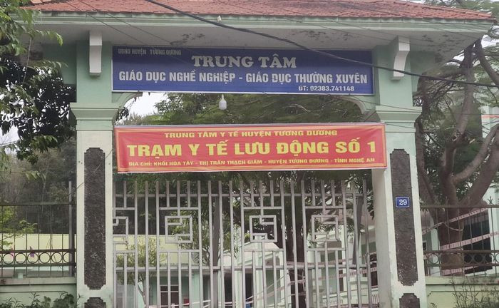 Khởi tố phó giám đốc trung tâm giáo dục ở Nghệ An: Ngày 31/12, UBND huyện Tương Dương (Nghệ An) cho biết, công an huyện này vừa có quyết định khởi tố đối với ông Bùi Văn Chiến - Phó Giám đốc Trung tâm Giáo dục thường xuyên - Giáo dục nghề nghiệp huyện Tương Dương vì liên quan đến vấn đề tài chính tại trung tâm này.