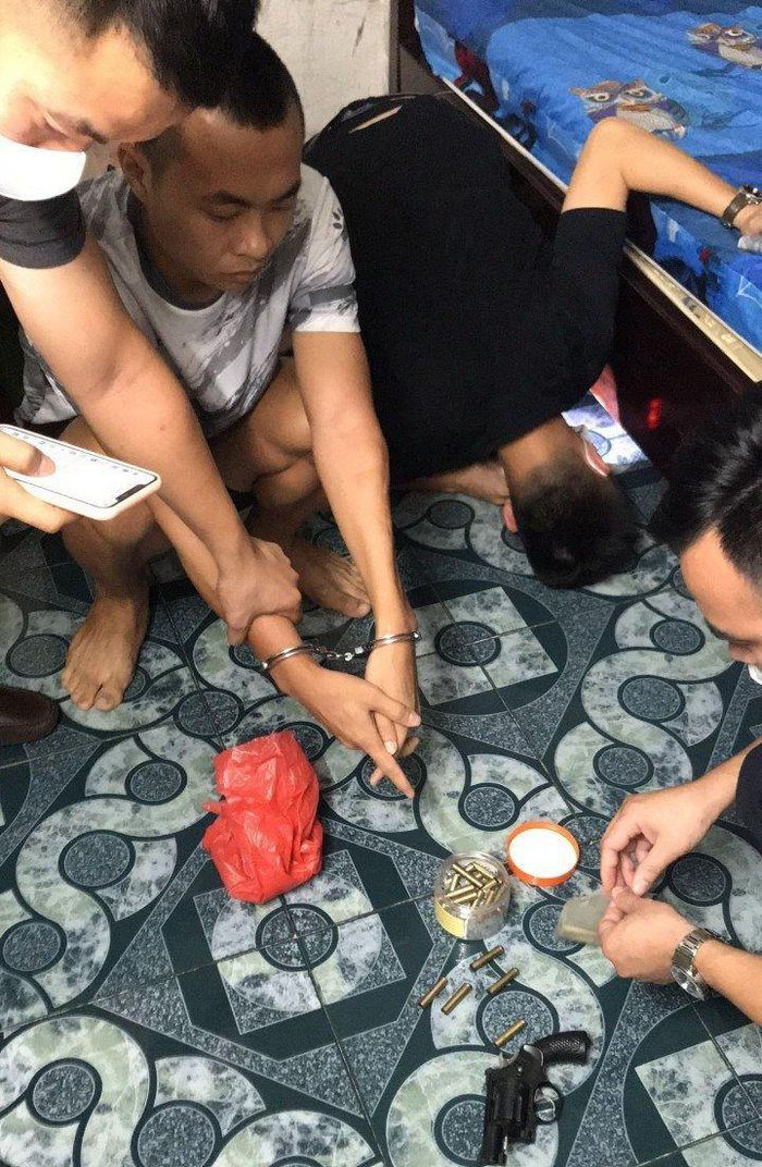 Triệt phá đường dây cá độ bóng đá: Ngày 16/7, Công an tỉnh Quảng Ninh đã triệt phá đường dây cá độ bóng đá tại TP Cẩm Phả, Quảng Ninh do Nguyễn Minh Chiến (32 tuổi, trú TP Cẩm Phả) cầm đầu. Theo điều tra, Chiến và đồng bọn đã sử dụng tổng số tiền trên 200 triệu đồng để đánh bạc.
