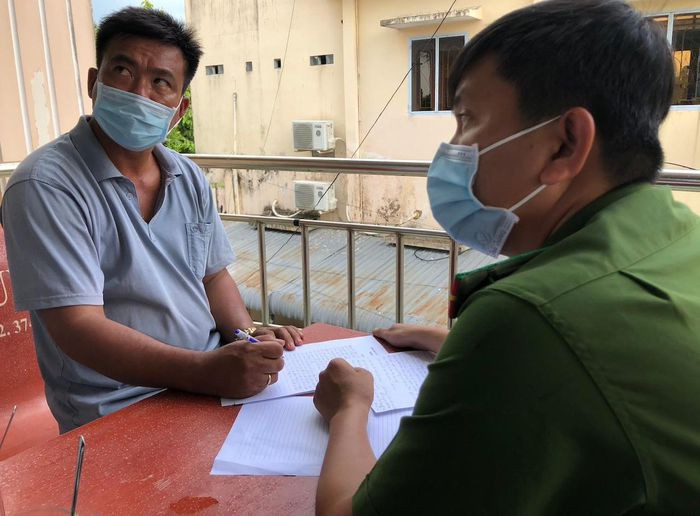 Tài xế xả thải bị phạt 180 triệu đồng: Nguyễn Văn Cương (46 tuổi, ngụ tỉnh Tiền Giang) cùng với em ruột chở chất thải lỏng, lén lút xả xuống cống ở thị xã Bình Minh, tỉnh Vĩnh Long, đã bị Công an bắt quả tang. Ngày 15/7, ông Cương bị UBND tỉnh Vĩnh Long phạt 180 triệu đồng.