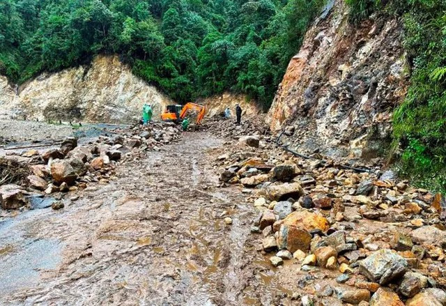 Khoảng 8h30 ngày 15/7, đã xảy ra lũ ống cuốn theo đất đá vùi lấp mặt đường, gây ách tắc giao thông cục bộ đèo Ô Quý Hồ, trên Quốc lộ 4D, từ thị xã Sa Pa đi Lai Châu.