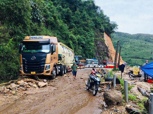 Quốc lộ 4D đoạn qua đèo Ô Quý Hồ bị ách tắc trong 5 giờ đồng hồ.