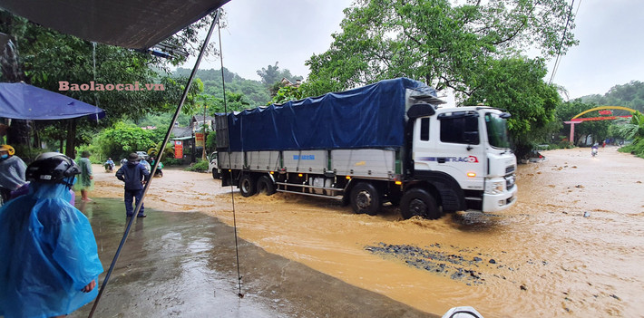 Điểm ngập lụt tại Km135 + 500, Quốc lộ 4D qua địa bàn xã Đồng Tuyển, thành phố Lào Cai khiến giao thông bị ách tắc. (Ảnh: Báo Lào Cai)