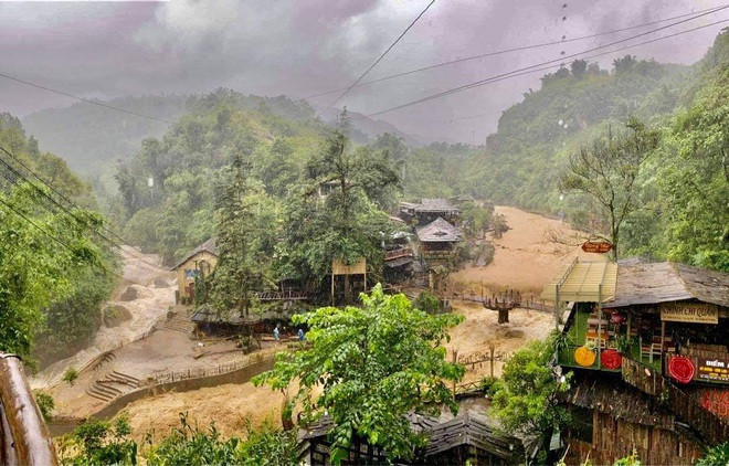 Khu du lịch Cát Cát và xã Ngũ Chỉ Sơn ghi nhận lũ dâng cao cuốn trôi một số công trình phụ trợ của người dân ven suối, gây sạt lở đường và ách tắc giao thông.