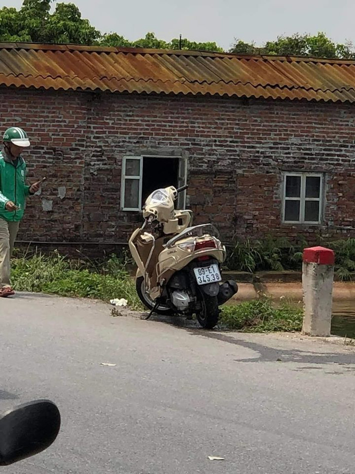 Một số người dân cho biết, vụ TNGT xảy ra đêm qua (26/5), đến trưa nay (27/5), thi thể nạn nhân nổi trên mặt ao được người dân phát hiện, người dân vớt lên bờ cùng chiếc xe máy tay ga chìm dưới ao hiệu Honda Lead mang BKS 89E1-34538.