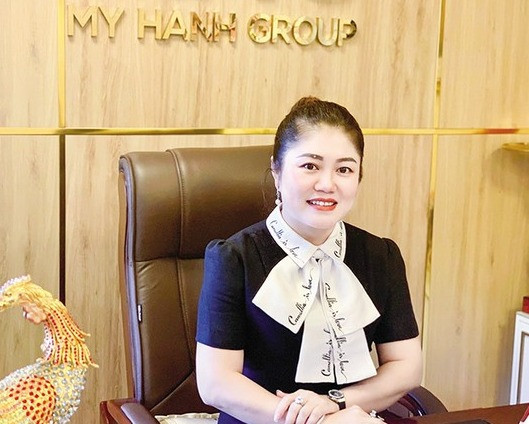Ngày 10/11, Công an quận Cầu Giấy, TP Hà Nội cho biết, cơ quan này vừa ra quyết định khởi tố vụ án, khởi tố bị can và bắt tạm giam đối với bà Phạm Mỹ Hạnh (43 tuổi, trú phường Trung Hòa, quận Cầu Giấy), Chủ tịch HĐQT Công ty cổ phần Tập đoàn Mỹ Hạnh, về tội lừa đảo chiếm đoạt tài sản, quy định tại điều 174 Bộ luật Hình sự.