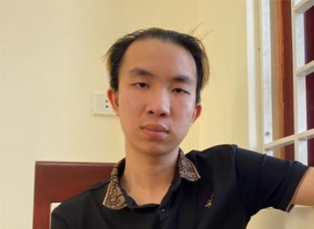 Bắt con trai trùm ma túy Huyền "Vila": Ngày 23/4, Công an tỉnh Nghệ An cho biết, vừa bắt giữ Lô Long Trường (21 tuổi, ở huyện Quế Phong) do liên quan đến vụ vận chuyển 20 bánh heroin từ địa bàn Nghệ An ra Nam Định. Trường chính là con trai và cũng là mắt xích quan trọng trong đường dây buôn bán vận chuyển ma túy của "bà trùm" Trương Thị Huyền (biệt danh Huyền "Vila" - 45 tuổi, trú huyện Quế Phong).