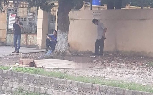 Người đàn ông tử vong trong tư thế treo cổ trước cổng trường: Khoảng 5h sáng ngày 23/4, người dân xã Thanh Cao, huyện Lương Sơn, tỉnh Hòa Bình bàng hoàng khi phát hiện một thi thể đã tử vong trong tư thế treo cổ trước cổng trường họ. Qua xác minh, nạn nhân là lao động tự do, có hộ khẩu tại huyện Chương Mỹ, Hà Nội.