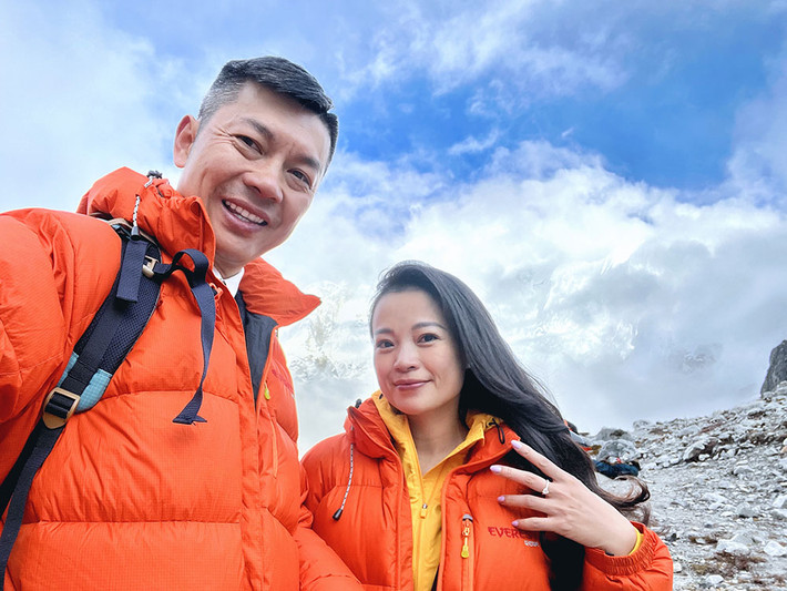 Anh Ngô Quang Cường, chủ nhân ý tưởng lãng mạn này chia sẻ thêm: "Chúng tôi đã lên kế hoạch leo Everest này từ 5 tháng trước. Từ thời điểm đó chúng tôi đã cùng nhau bước vào giai đoạn luyện tập tích cực để đạt thể lực phù hợp cho một cuộc chinh phục Everest. Tôi đã căn thời gian và đăng ký hành trình đúng vào thời điểm tình yêu đủ độ chín để nói lời cầu hôn với Mai Linh.