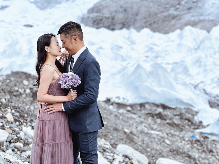 Anh Cường nói: "Từ khi yêu nhau, chúng tôi luôn đặt ra những mục tiêu đủ lớn để 2 người cùng hướng tới, cùng nhau vượt qua mọi khó khăn trở ngại của cuộc sống. Và việc leo lên Everest này cũng là một trong những mục tiêu mà chúng tôi phải cùng nhau thực hiện trong cuộc đời. Và còn gì tuyệt vời hơn khi tôi có thể cầu hôn với người mình yêu thương tại nơi gần với vũ trụ nhất mà con người có thể leo bộ đến được. Khởi đầu cho một hành trình mới của cuộc đời bằng một thử thách đủ lớn, đủ khó khăn, chúng tôi tin rằng mình sẽ còn có thể bên nhau chinh phục những mục tiêu lớn hơn nữa trong phần đời còn lại".