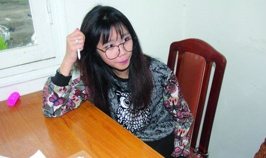 Đáng chú ý, vào thời điểm này, hai người bạn trai của "hot girl" này là Long và Bình cũng đã rời khỏi nhà từ đêm 12/10, đi đâu không ai biết. Bằng các biện pháp nghiệp vụ, cả 3 đối tượng này nhanh chóng bị lực lượng phá án bắt giữ tại một phòng nghỉ ở Đà Lạt. Làm việc với cơ quan điều tra Công an tỉnh Lâm Đồng, "hot girl" Văn Kiều Thiên Ngân thừa nhận đã dùng dao đâm chết anh Nguyễn Thế Quang, nhưng chỉ là do "sơ xuất" chứ không cố ý sát hại nạn nhân. Sau khi đâm gục anh Quang trước con hẻm dẫn vào nhà mình, "hot girl" hả hê vì xả được cơn giận suốt mấy ngày qua, đồng thời gọi điện thông báo sự việc cho hai bạn trai tên Long và Bình rồi cùng rủ nhau đi thuê chung một phòng nghỉ.
