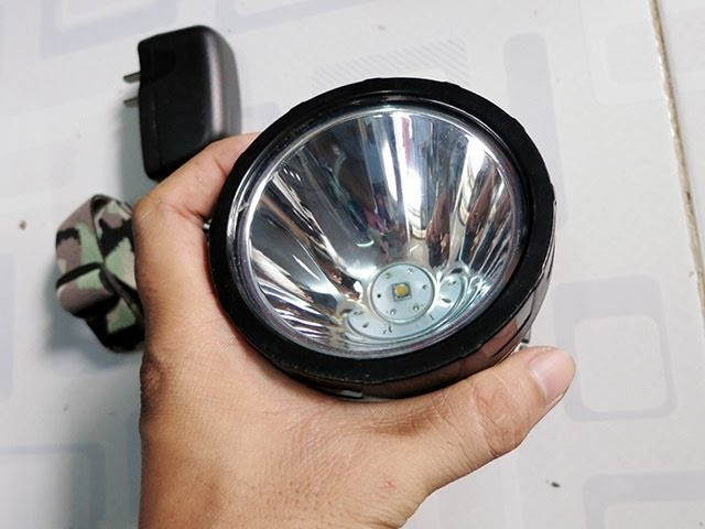Theo đó, tối 29/4/2018 Hường đi uống rượu về thì phát hiện nhà mất một chiếc đèn pin. Sau khi hỏi, người nhà nói anh Chu mới sang chơi nên Hường nghi ngờ anh này lấy trộm đèn pin của mình. Hường ra cửa ngồi hút thuốc thì nhìn thấy anh Chu đang đeo đèn pin mò cua ở cánh đồng trước nhà. Bực tức, Hường cầm theo khẩu súng tự chế lặng lẽ bám theo anh Chu. (Ảnh minh họa, nguồn ảnh Internet)