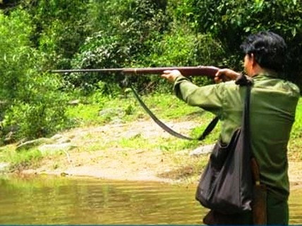 Khi cả hai đi dần ra khỏi khu dân cư, Hường tiến tới cách nạn nhân khoảng 2 mét rồi giương súng bắn. Sau tiếng nổ chát chúa, anh Chu gục xuống mương nước, tử vong. Để xóa dấu vết, Hường đi về nhà tiếp tục nhồi đạn vào súng như chưa có chuyện gì xảy ra. Kể cả khi được công an gọi hỏi, Hường cũng giữ thái độ hết sức bình tĩnh. Chỉ vì một phút nóng giận, Hường đã ra tay sát hại dã man bạn thân của mình. Với tội ác ghê tởm ấy, cuối cùng, Hường cũng phải chịu sự trừng phạt thích đáng từ pháp luật. (Ảnh minh họa, nguồn ảnh Internet)