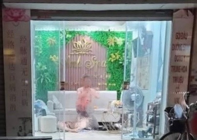 Đâm chết bạn gái tại spa rồi tự sát bất thành: Khoảng 19h30 ngày 10/10/2022, tại 1 tiệm spa ở xã Nguyên Giáp (huyện Tứ Kỳ, Hải Dương) Phan Trung Hòa đã dùng dao bầu đâm liên tiếp vào người chị Lường Thị N. (SN 1996), trú xã Chiềng Eng, huyện Sông Mã, tỉnh Sơn La khiến chị N. tử vong tại chỗ. Sau đó, H. đã dùng chính con dao gây án tự sát và được đưa đi cấp cứu tại Bệnh viện Đa khoa tỉnh Hải Dương. Hòa cho rằng chị N. có quan hệ tình cảm với người khác nên đã ra tay sát hại nạn nhân.