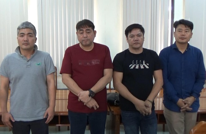 Triệt phá sới bạc “khủng” do nhóm người nước ngoài cầm đầu: Khoảng 22h ngày 30/6, trinh sát Đội 5 thuộc phòng PC02 phối hợp với Công an quận 2, Công an TP HCM đột kích kiểm tra CLB Poker Imperial Poker Club trên đường Quốc Hương, phường Thảo Điền, quận 2.