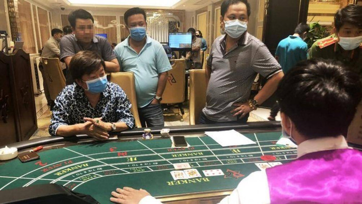 Tại căn biệt thự trong khu resort, công an phát hiện 4 bàn đánh bạc tập trung hàng chục con bạc đang sát phạt và nhóm người phục vụ cho những người chơi bạc. Hình thức đánh bạc là Baccarat ăn thua trên bàn bằng thẻ (phỉnh), sau đó đổi thẻ thắng ra tiền mặt tại quầy đổi tiền.