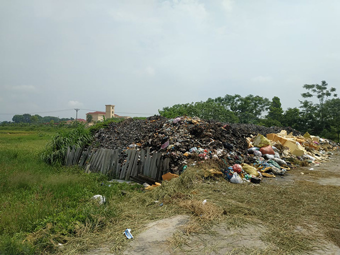 Nhiều khu vực đất canh tác, mương nước tưới tiêu đã không còn sử dụng được cho việc trồng trọt.
