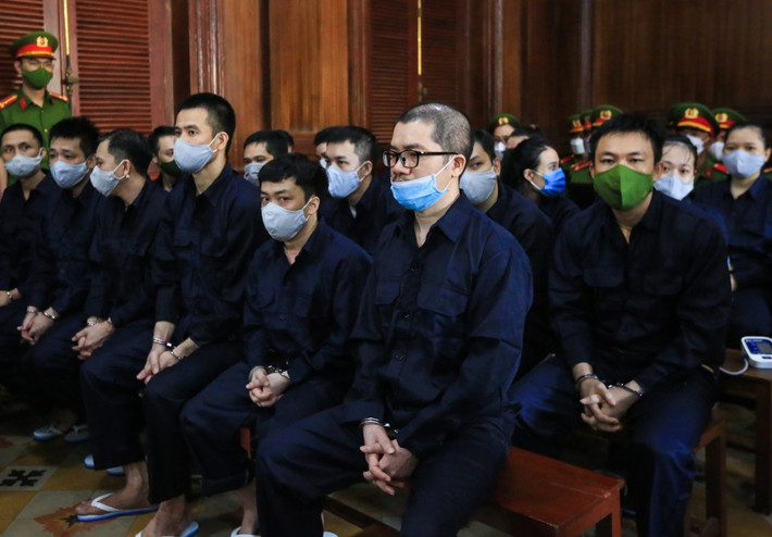 Trước đề nghị tiêu hủy 20 thỏi kim loại màu vàng, Nguyễn Thái Luyện nói: "Trong 2 hộp chứa 20 thanh kim loại này còn nhiều chứng từ, ngân phiếu cổ có giá trị. Tôi đã từng làm việc với đại diện ngân hàng Anh và những kỹ thuật viên của họ để kiểm tra đánh giá vào năm 2018. Bản thân tôi biết nó giá trị như thế nào. Trong trường hợp xem xét nếu nó không phải là đồ thật thì trả lại cho tôi hoặc giữ lại để bảo đảm thi hành án dân sự. Cái này có giá trị, để tôi hoán đổi thành tiền, để tôi đảm bảo trả luôn cho những khách hàng còn lại trong vụ án".