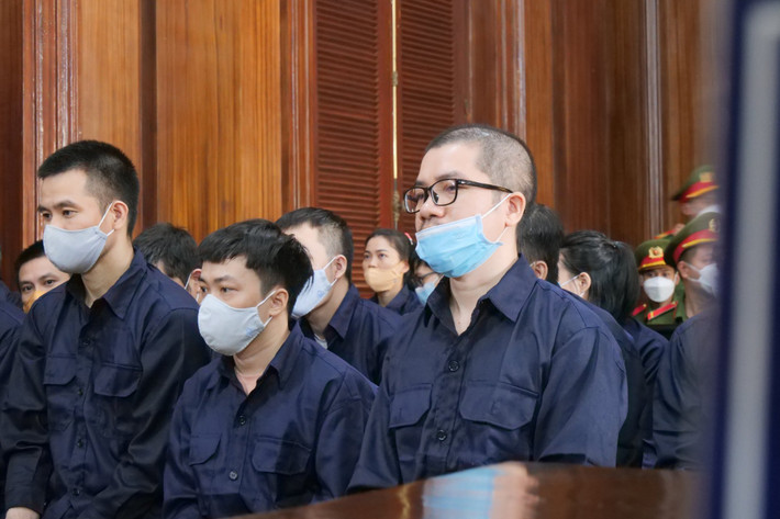 Trước đó, ngày 10/12, khi được VKS hỏi về 20 thỏi kim loại màu vàng rất lớn nhưng kết luận giám định thì không phải là vàng, Luyện nói: "Có nhiều nội dung rất phi lý và đây cũng là một trong những nội dung đó. Sau bao nhiêu thứ tôi làm thì tôi bỏ thỏi kim loại không phải là vàng vào trong két để làm gì, nhưng mà ngày hôm nay nói nó không phải vàng thật, tôi không có ý kiến gì”.