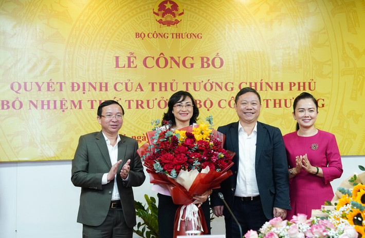 Bà Phan Thị Thắng nhấn mạnh việc được bổ nhiệm làm Thứ trưởng Bộ Công Thương vừa là vinh dự, vừa là trọng trách và hứa sẽ luôn nỗ lực hết mình, phát huy năng lực, sở trường để hoàn thành tốt nhiệm vụ được giao, đóng góp vào thành tích chung của Bộ Công Thương.