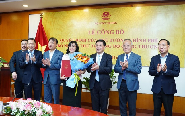 Sau khi nhận quyết định, tân Thứ trưởng Bộ Công Thương Phan Thị Thắng cảm ơn sự quan tâm, tin tưởng của Chính phủ, Thủ tướng Chính phủ, lãnh đạo Bộ Công Thương và toàn thể cán bộ, công chức trong Bộ.
