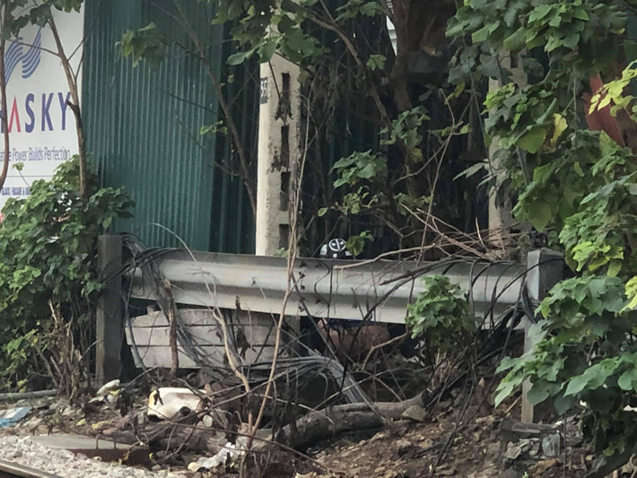 Dường như chỉ sau 1 tấm tôn, mảng gỗ hay lớp vải mỏng,.. che chắn tạm bợ đã thành địa điểm lý tưởng cho các đối tượng.