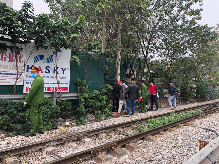 Lực lượng chức năng đang tiến hành thu dọn bơm kim tiêm mà các đối tượng nghiện để lại.
