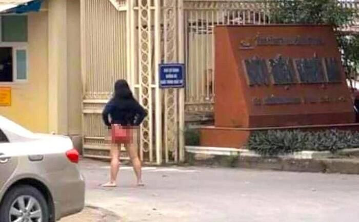 Nữ khách hàng cởi quần đứng chửi bới trước cổng trụ sở Bưu điện tỉnh Nghệ An: Ngày 11/11, người dân trên phố Nguyễn Thị Minh Khai (TP. Vinh, Nghệ An) bất ngờ bắt gặp một người phụ nữ cởi quần đứng trước trụ sở Bưu điện tỉnh Nghệ An. Người phụ nữ này liên tục hướng vào trong bưu điện và chửi bới. Hiện phía Bưu điện tỉnh Nghệ An đã báo cáo sự việc đến Công an.