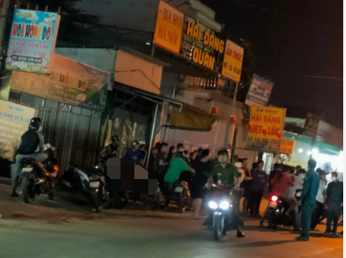 Theo hồ sơ vụ án, đêm 8/5/2023, Công an huyện Hưng Nguyên (tỉnh Nghệ An) tiếp nhận tin báo tại quán bia ở xóm 1, xã Châu Nhân vừa xảy ra một vụ ẩu đả của 2 nhóm thanh niên. Nạn nhân bị thương tích nặng đã được đưa đi cấp cứu tại bệnh viện. Tuy nhiên, do vết thương quá nặng nên nạn nhân Nguyễn Xuân H. - (SN 1980, là người địa phương) đã tử vong. (Ảnh minh họa, nguồn internet) 