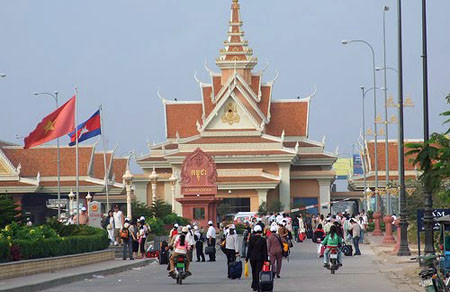 Hành trình truy đuổi đến biên giới đã không thu được kết quả khi các đối tượng đã kịp vượt biên sang nước bạn. Ban Giám đốc Công an tỉnh Nghệ An nhanh chóng trao đổi nghiệp vụ với các đơn vị liên quan để có thể cử một tổ công tác sang nước bạn, phối hợp với Cảnh sát Hoàng gia Campuchia truy bắt đối tượng. Quá trình lẩn trốn tại Campuchia, các nghi phạm thường xuyên thay đổi địa điểm ẩn náu. (Ảnh minh họa, nguồn internet)