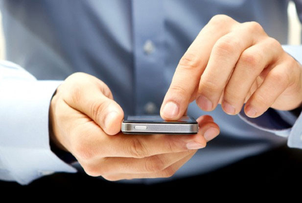 Tiếp tục nắm tình hình, các trinh sát phát hiện thông tin rằng các nghi phạm vẫn liên lạc về với gia đình ở Nghệ An nên đã bám sát biến động của gia đình đối tượng, mặt khác tiến hành mời thân nhân của chúng lên làm việc, để tác động tâm lý, yêu cầu họ kêu gọi con em mình trở về nước đầu thú. (Ảnh minh họa, nguồn internet)