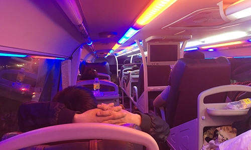 Lần theo dấu vết, các trinh sát vào tỉnh Quảng Bình thì phát hiện chúng đã lên xe khách vào miền Nam, tổ công tác liền bám theo. Đến Bình Phước phát hiện thông tin các đối tượng đã thuê phòng nghỉ tại đây nhưng đã gửi xe máy rồi bắt xe khách vào tỉnh Đồng Tháp, tổ công tác tiếp tục truy đuổi. Đến nơi, tổ công tác phối hợp với Phòng CSHS tỉnh tiến hành rà soát, sau 3 ngày thì phát hiện các nghi phạm đã lên xã Thường Phước, huyện Hồng Ngự (Đồng Tháp) là vùng tiếp giáp biên giới Việt Nam - Campuchia. (Ảnh minh họa, nguồn internet)
